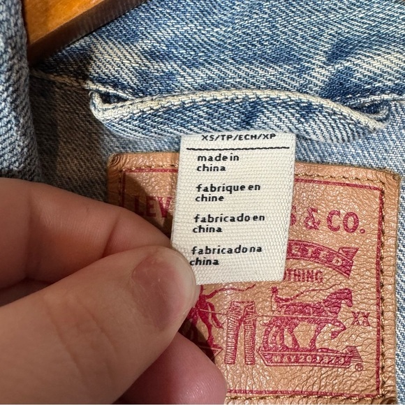 Levi’s Distressed Denim Vest Size Xsmall - Picture 3 of 4